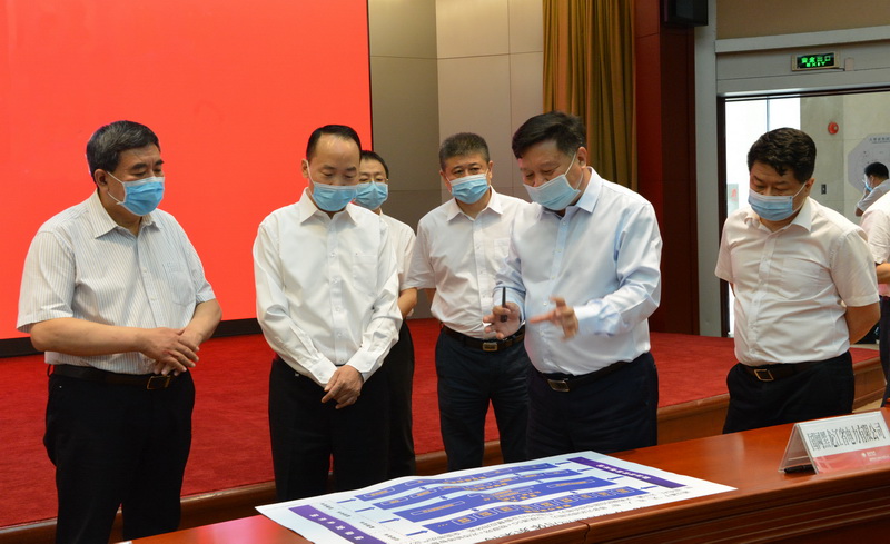 4刘炳坤在“总经理接待日”走访客户介绍联通数字龙江建设顶层设计方案.jpg