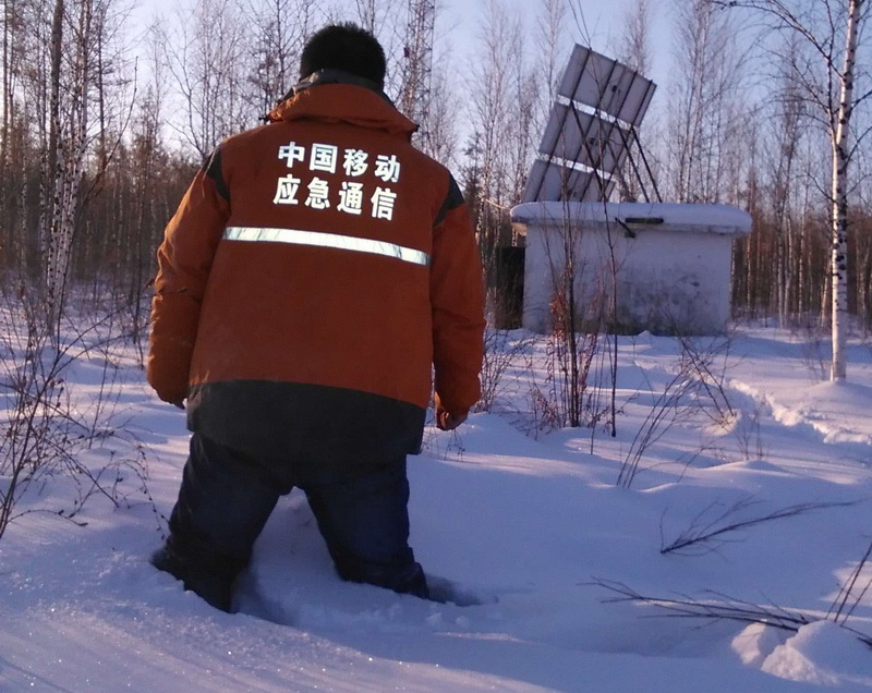 积雪最深处已没膝盖，基站就在眼前，再厚的积雪也阻挡不了维护人员网络抢修的脚步。.jpg