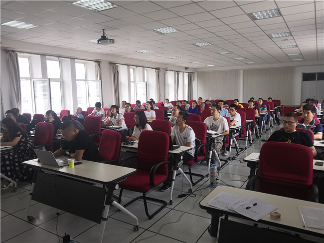 1564447546917695.jpg 5-学员在认真听课2.jpg